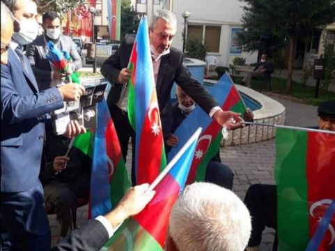 MHP Türk ve Azerbaycan Bayrağı Dağıttı