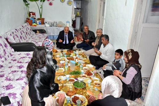 Doğanşehir Belediye Başkanı Durali Zelyurt İftarda Vatandaşların Evinde